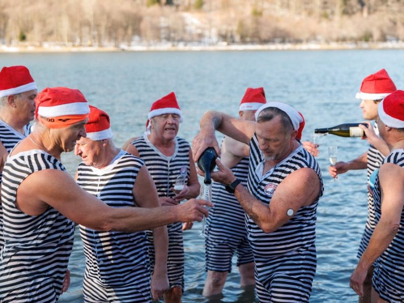 Светът започва да се сбогува с 2025 г. с фойерверки и ледени падания