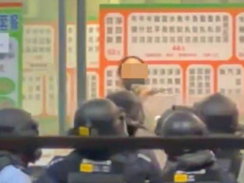 Жена арестувана за размахване на сатър пред персонала на ресторант в Хонконг, полицията