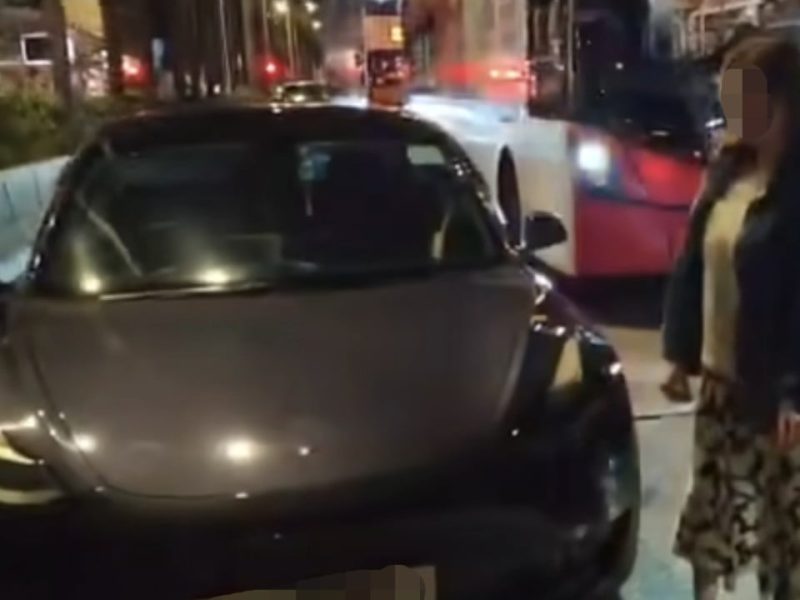 Полицията в Хонконг арестува рускиня за нападение с кола Tesla, размахване на нож