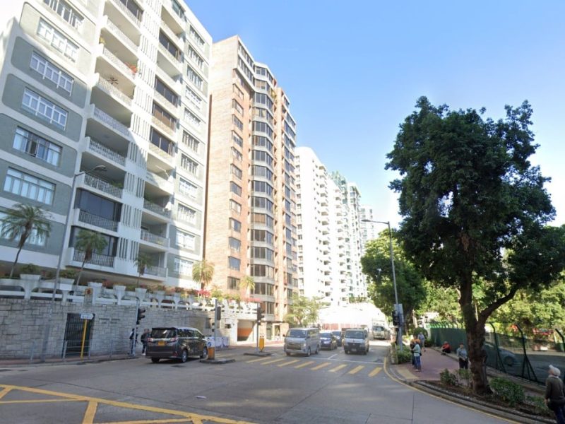 Шофьор от Хонконг избягва наранявания, след като дрон се разбива върху покрива на Tesla