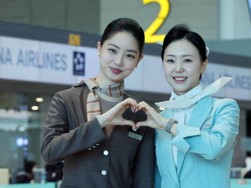 Защо южнокорейските стюардеси са принудени да издържат на лют студ в тънки униформи