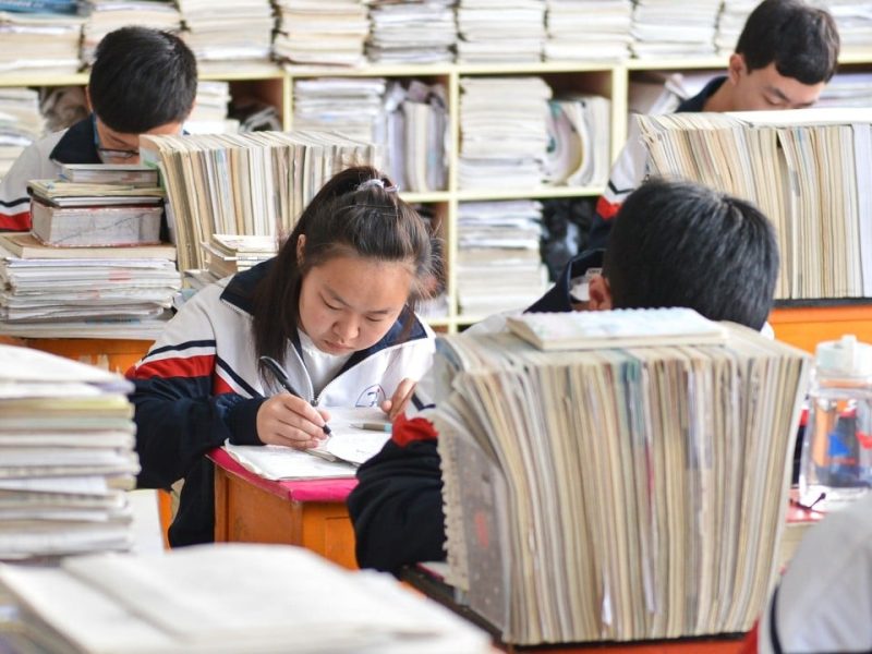 Защо следващият приоритет за развитие на Китай трябва да бъде средното образование