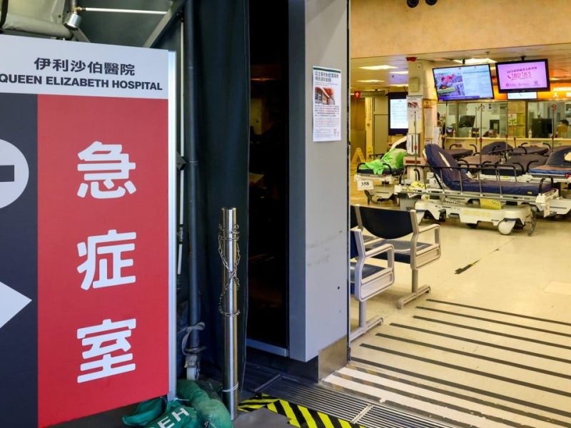 Мъж от Хонконг падна на земята след взрив в апартамент на първия етаж