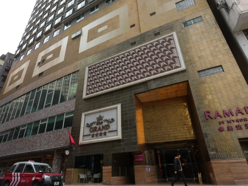 73-годишна жена, обвинена в убийството на съпруга си в хотел Цим Ша Цуй