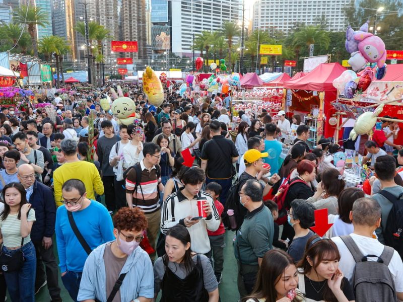 Задръстване на трафика в централен Хонконг, тъй като тълпи се тълпят в последния ден от панаира на Лунната Нова година