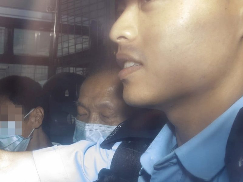 Пенсионер, оставил напитки с урина в супермаркетите в Хонконг, пощади затвора