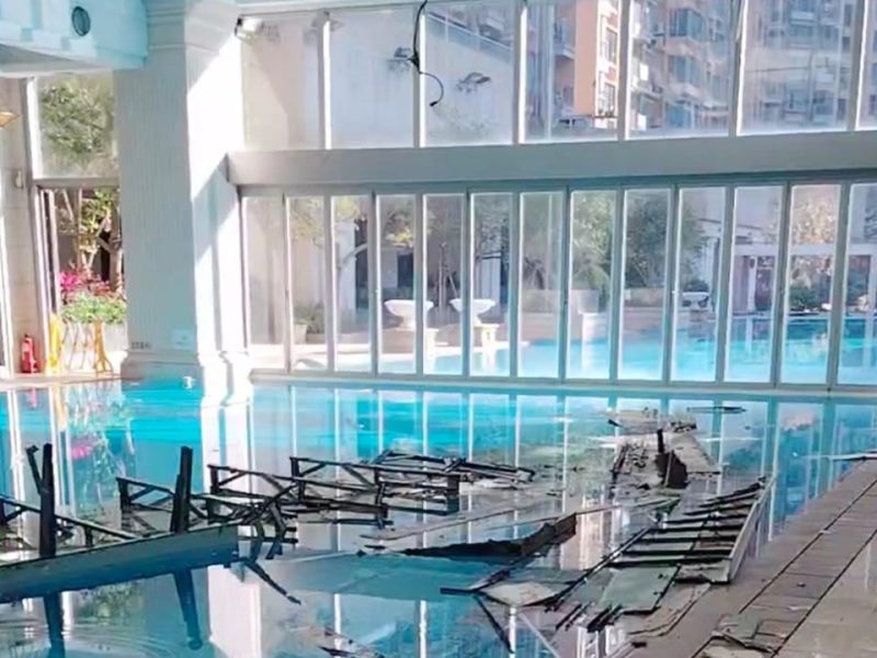 Голяма част от тавана се спуска във вътрешния басейн на имението в Хонконг