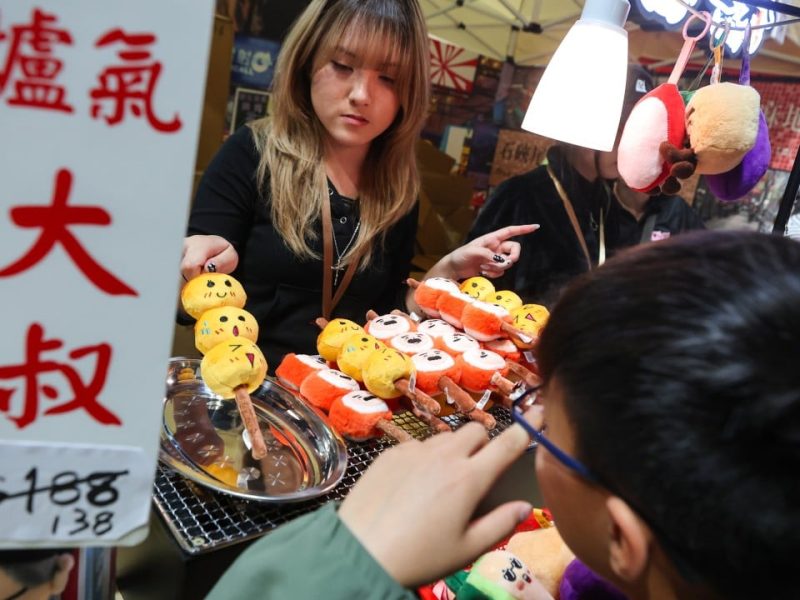 Играчките с рибено топче къри станаха хит, докато носталгията по Хонконг блести на панаира за Лунната Нова година