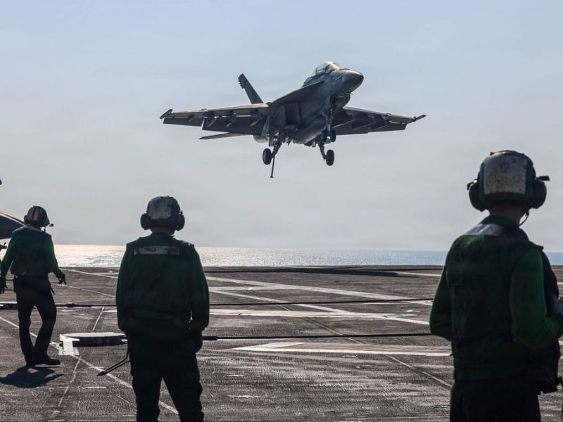 Тръмп намеква за изпращане на втори самолетоносач, докато САЩ и Иран планират следващите преговори