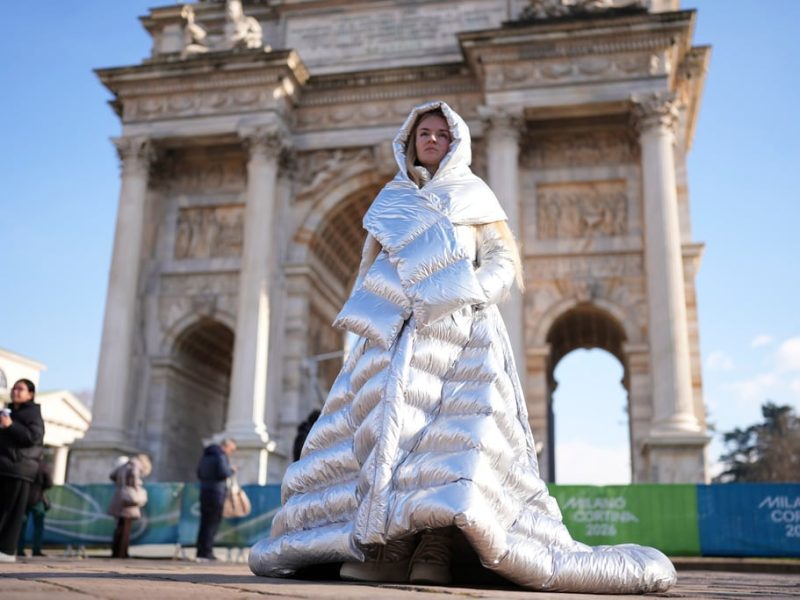 Носителят на олимпийския знак на Украйна беше рускиня, рискуваща безопасността си в мълчалив протест