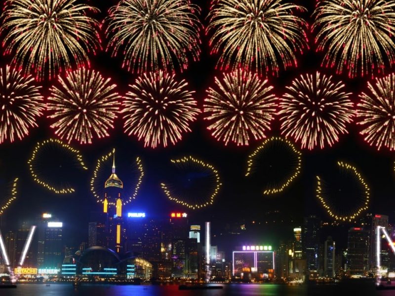 Как Хонг Конг галопира към просперитет със спектакъла с фойерверки по случай Лунната Нова година