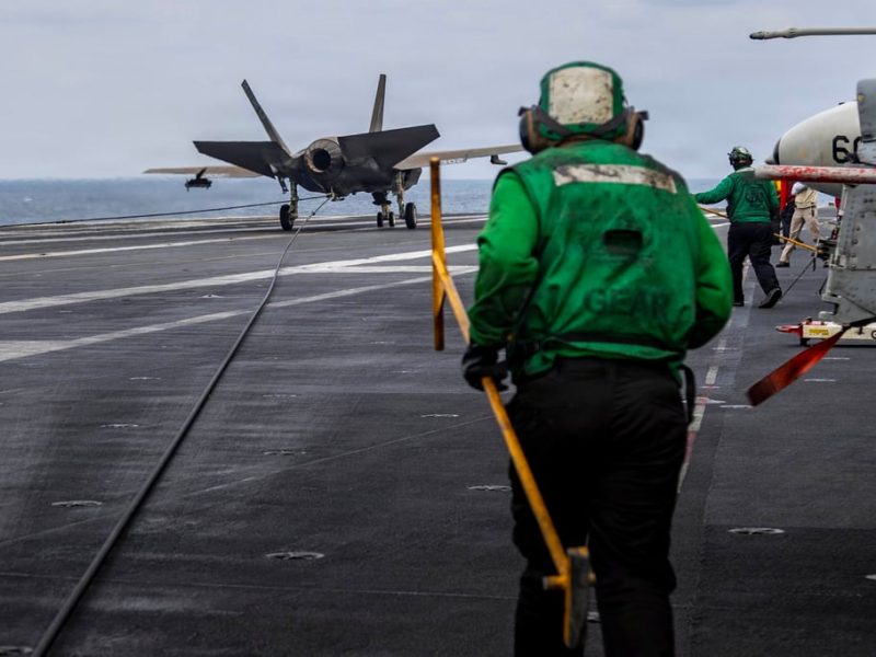 САЩ свалиха ирански дрон „агресивно“ приближаващ самолетоносач