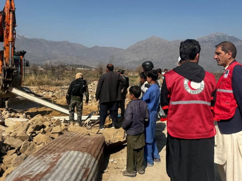 11 войници и 1 дете са убити в Пакистан, след като натоварено с експлозив превозно средство връхлетя охранителен пост