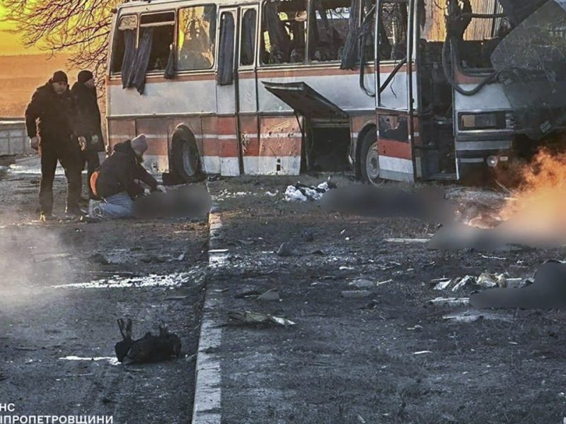 Ударът на руски дрон срещу автобус уби най-малко 15 миньори, докато Киев обявява нови преговори