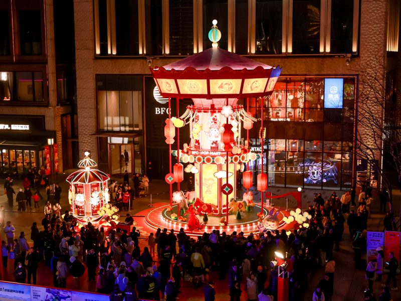 Фестивалът на фенерите Ююан създава фестивално настроение в Шанхай