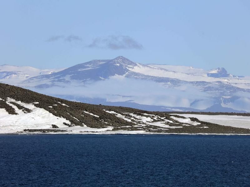 Учените са пионери в първата по рода си генеалогия за вулкани под леда на Антарктика