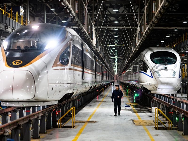 Работник по поддръжката на влака-стреля предпазва от наплива за пътуване през Пролетния фестивал