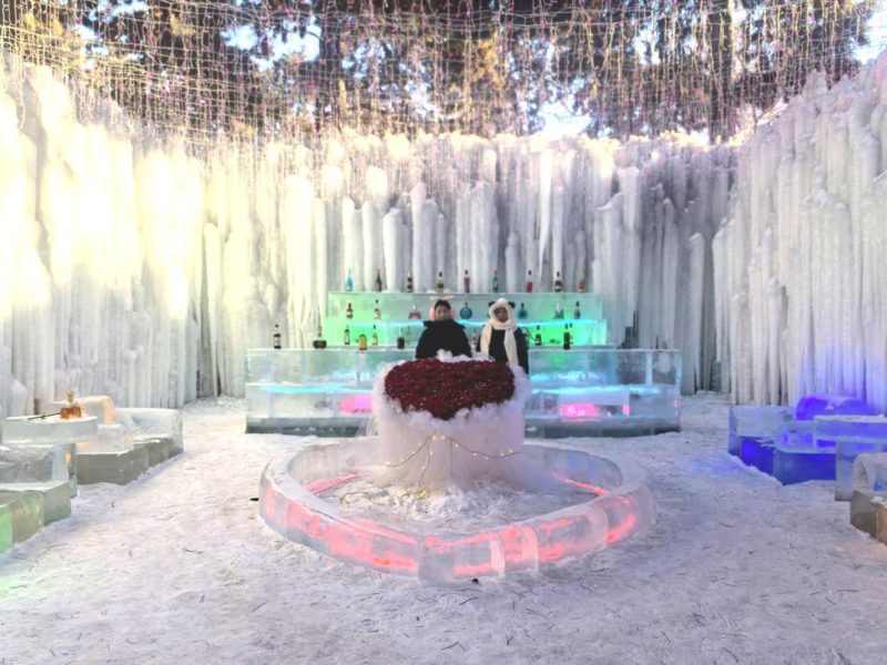 Леденият парк Чанчун открива вътрешен бар, направен изцяло от лед