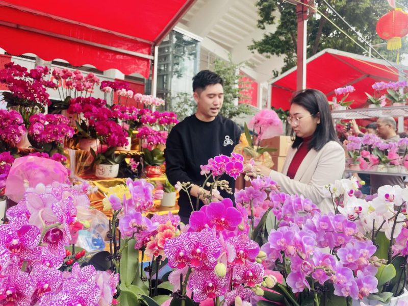 Превозно средство с ниска надморска височина добавя футуристичен привкус към пазара на цветя в Гуанджоу