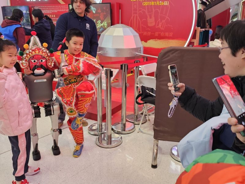 Храмовите панаири на Пролетния фестивал в Пекин съчетават традицията с технологиите