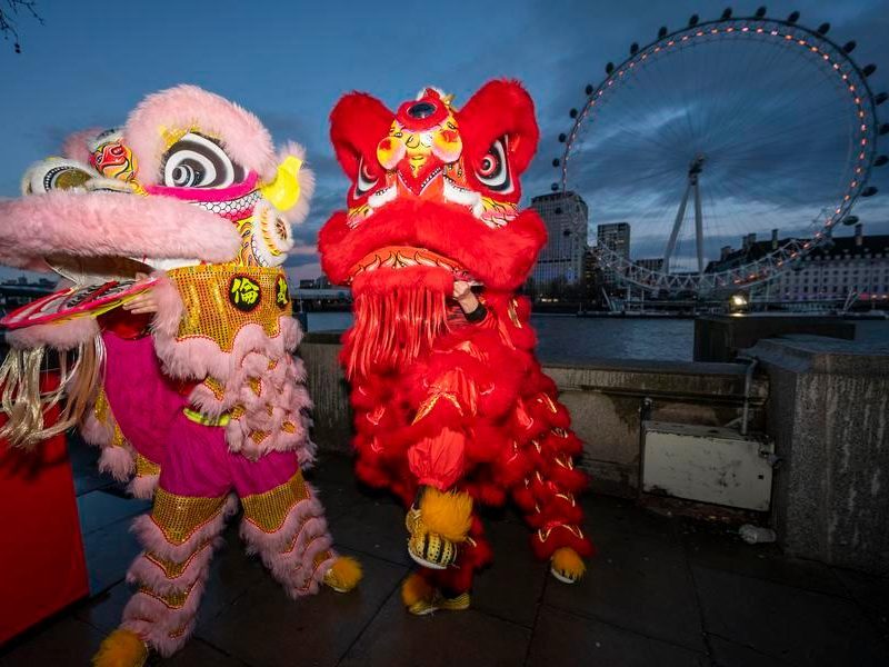 Китайските туристи се потапят в празничната атмосфера на Пролетния фестивал по целия свят