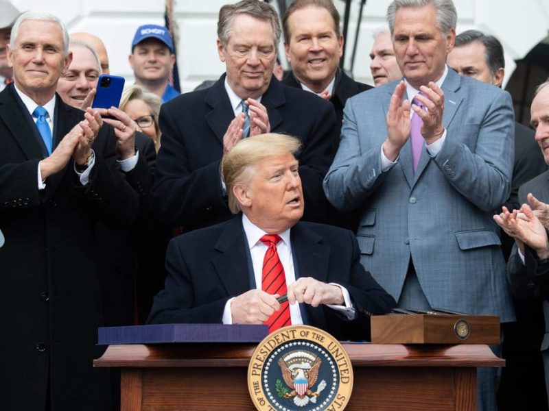 Тръмп насаме обмисля напускането на търговския пакт USMCA, който е договорил, рискувайки сделка за 2 трилиона щатски долара