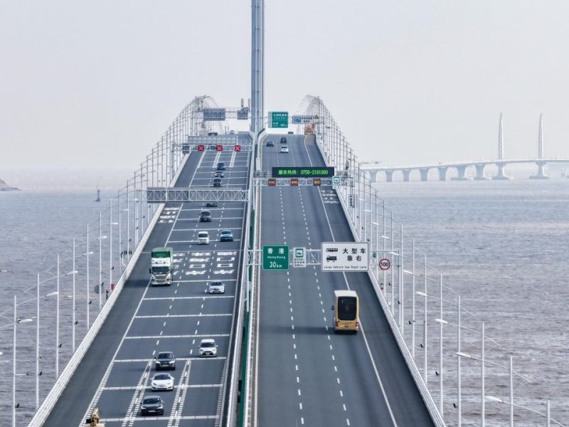 Потребителите в Хонконг предупредиха за по-натоварен трафик на мега моста, тъй като връзката Zhuhai е спряна