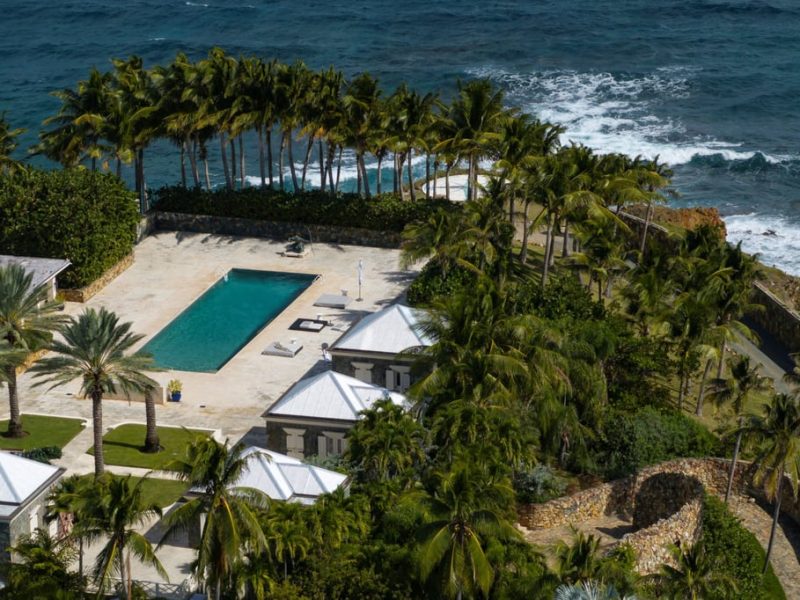 Шефът на търговията на Тръмп призна, че е пътувал до остров Епщайн, изправен пред призиви да подаде оставка