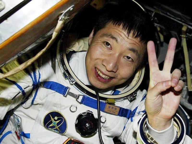 Първият човек на Китай в космоса Ян Лиуей официално се оттегля от активна служба