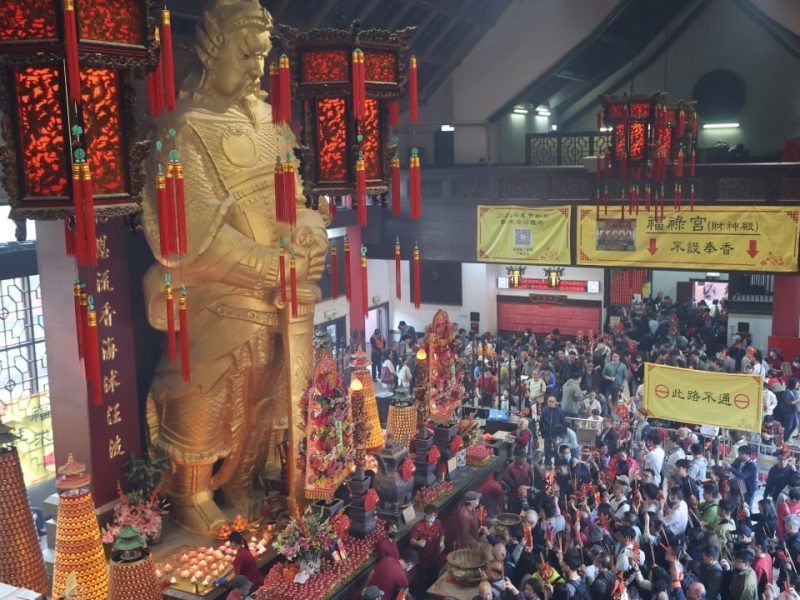 Тълпи продължават да наводняват атракциите на Хонконг въпреки нарастването на пътуванията навън