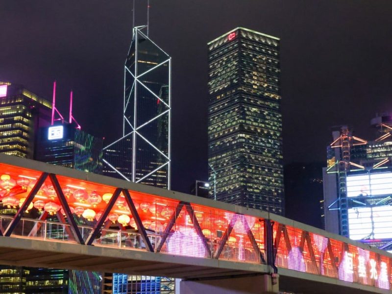 Пешеходен мост, свързващ централния кей на Хонконг с IFC, ще бъде затворен за разрушаване