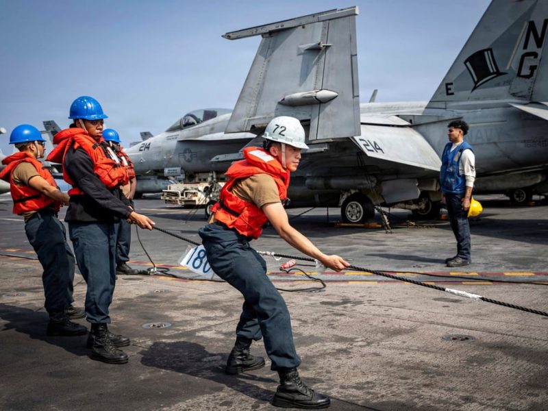 Тръмп изглежда поставя на Иран 10-дневен краен срок, докато САЩ разполагат огромни сили в Близкия изток