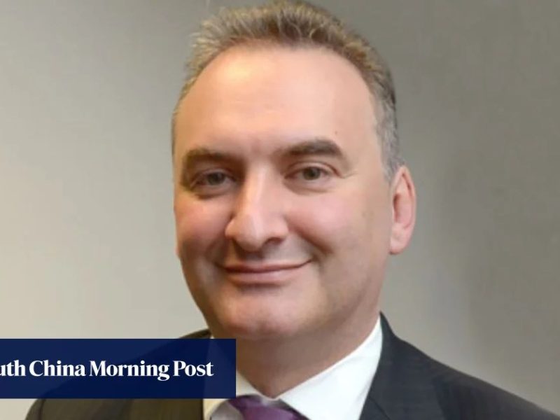 Висшият държавен служител на Обединеното кралство напуска, докато премиерът Стармър се опитва да успокои бурята на Епщайн