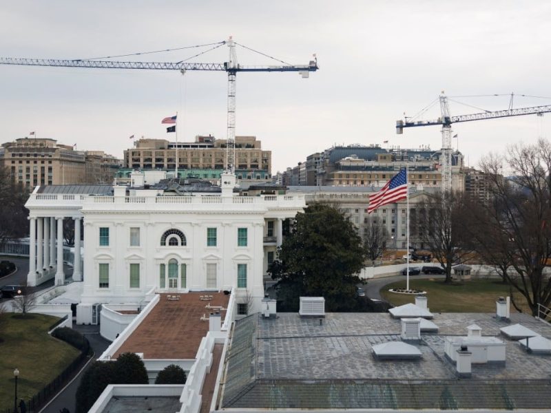 Балната зала на Тръмп за 400 милиона щатски долара в Белия дом може да се придвижи напред засега, постановява съдия