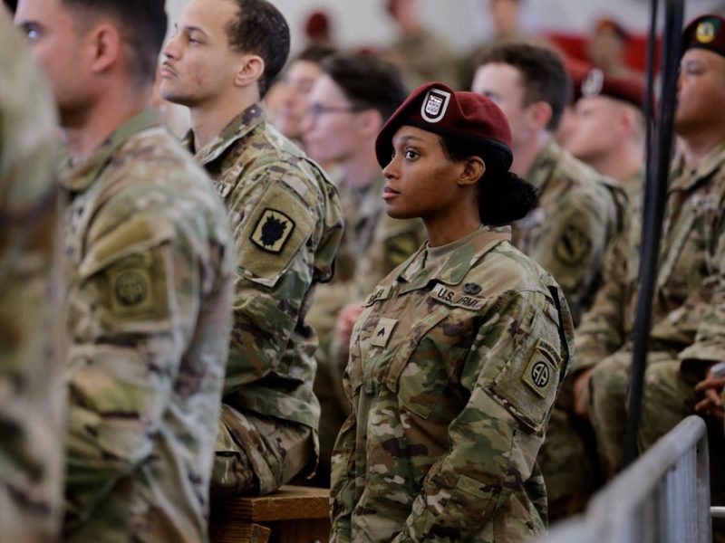 Тръмп приветства американското оръжие „дескомбобулатор“, докато се среща с военни части на Мадуро