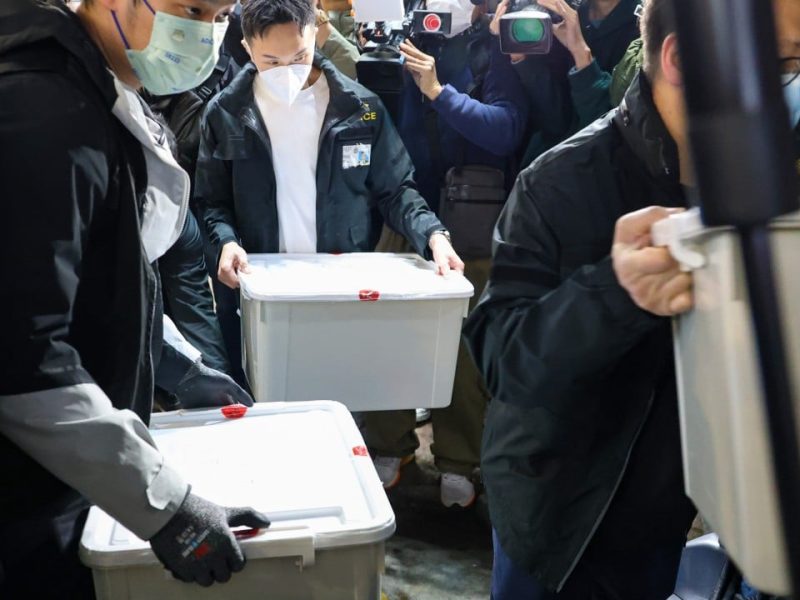 Полицията в Хонконг нахлу в офиса на адвоката в разследване на измами „срив срещу пари“.