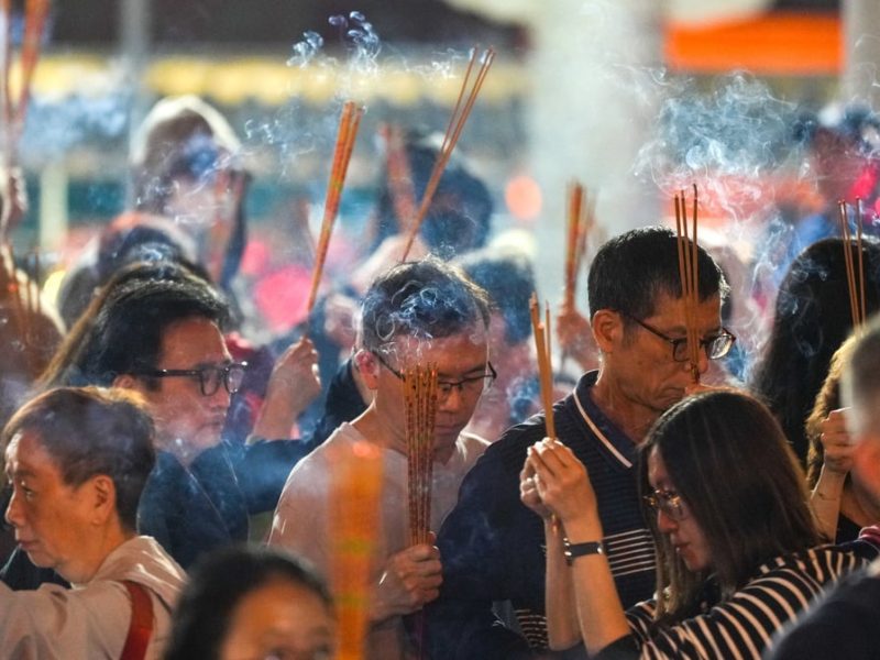 Хиляди се стичат в храма в Хонконг за ритуала с ароматни пръчици за лунната Нова година