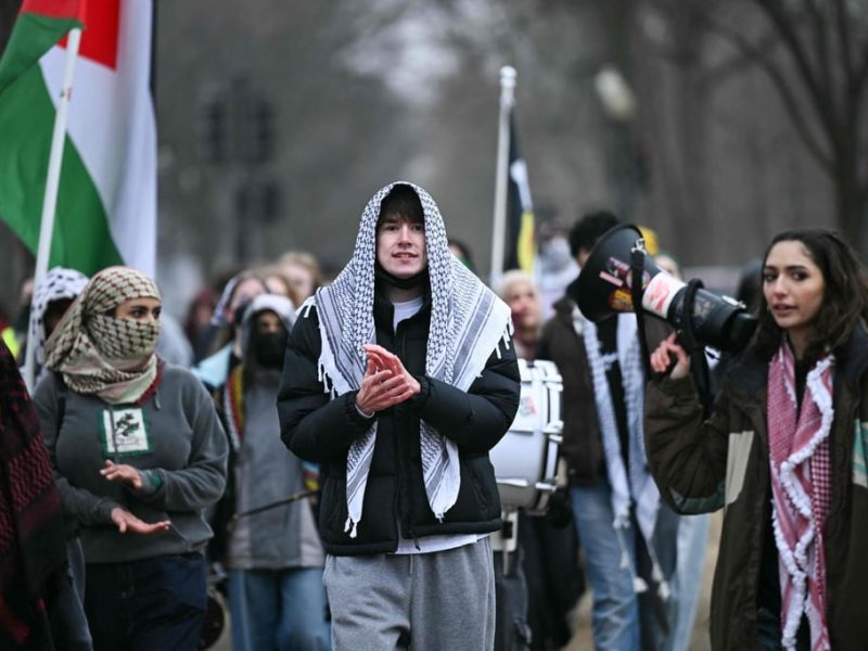 Тръмп стартира своя „борд на мира“, докато военните облаци са надвиснали над Иран