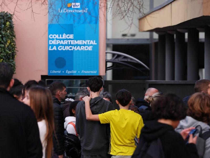 Ученик намушка с нож, тежко рани учител във Франция