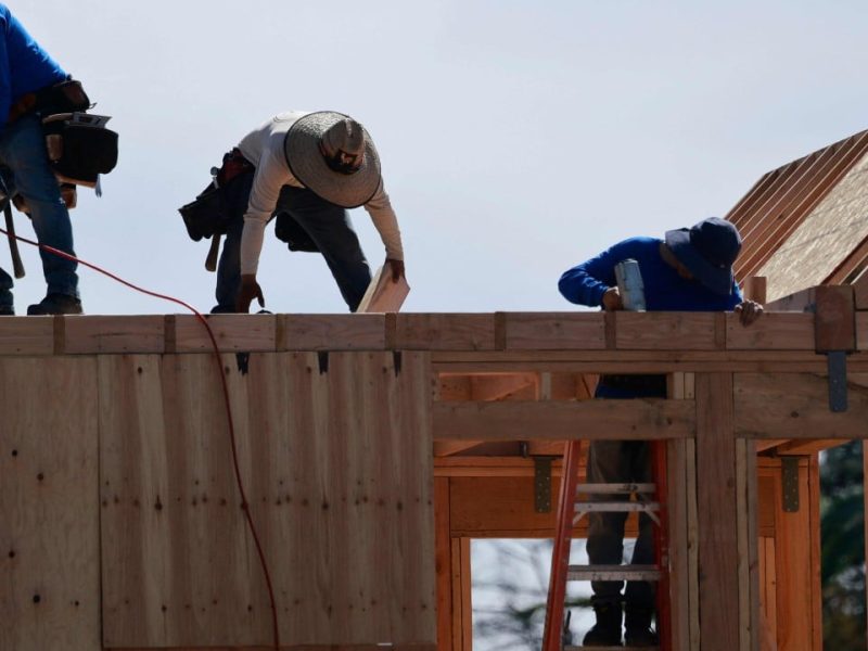 САЩ закриват 92 000 работни места като предупредителен знак за икономиката на Тръмп