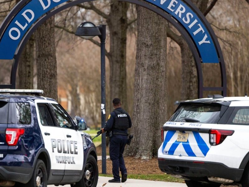 Въоръжен мъж, който рани 2-ма души в университета Old Dominion във Вирджиния, е мъртъв, каза колеж
