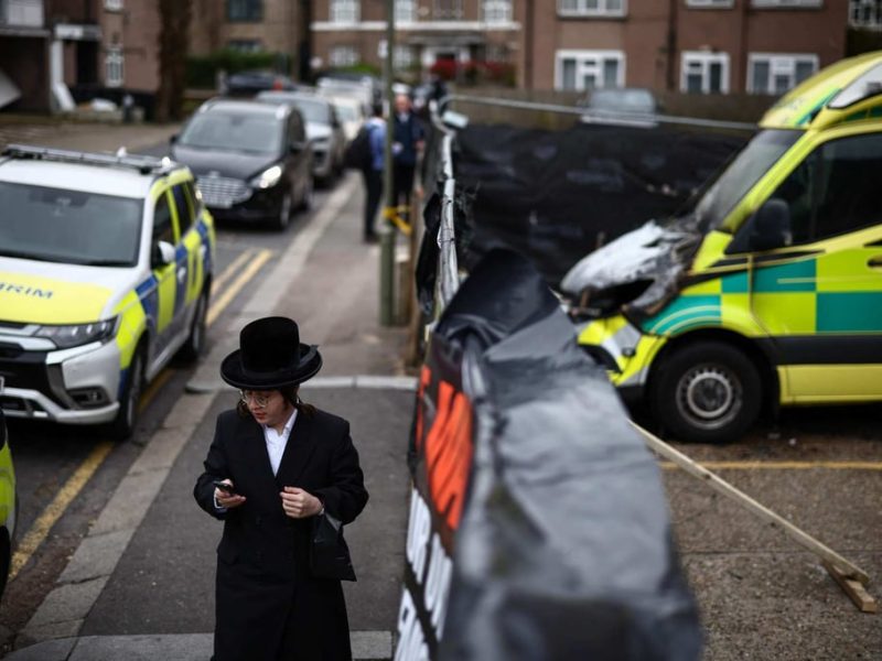 Полицията на Обединеното кралство арестува 2-ма мъже за палеж на еврейски линейки