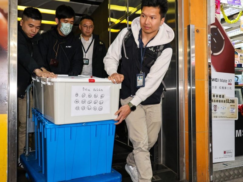 Помощник-юристи сред 16 души, арестувани за измами „срив за пари“ в Хонконг