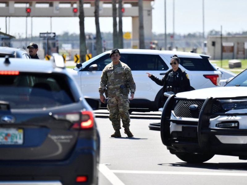 Братя и сестри, избягали в Китай, са обвинени във бомба, поставена пред базата на военновъздушните сили на САЩ