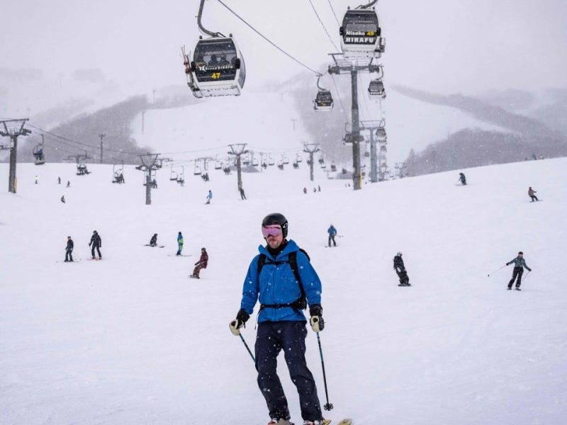 В японския ски център дълбокият сняг не може да скрие схватките, инфлацията и поляризацията