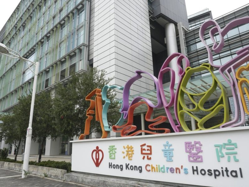 Сърцето на момчето спира за 16 минути, след като тръбата се разхлаби в болница в Хонконг