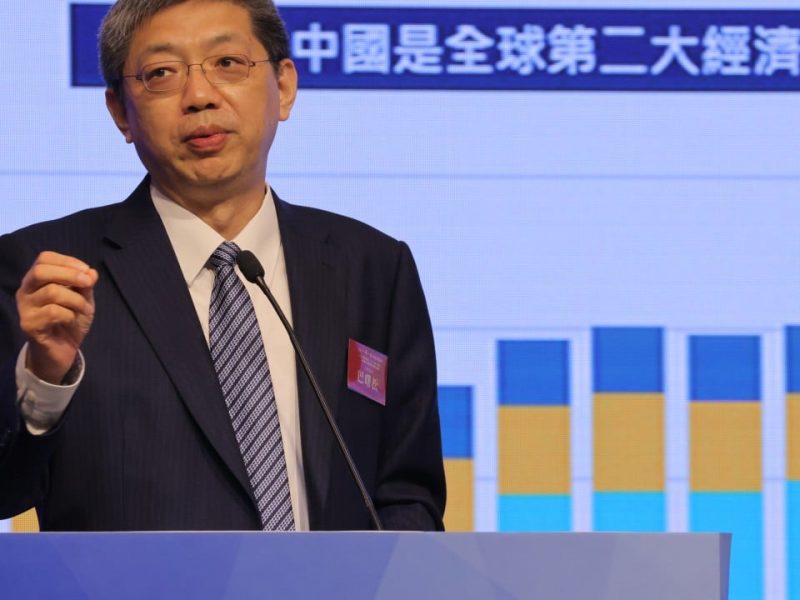 Бившият изпълнителен директор на борсата в Хонконг Ба Шусонг съобщи, че е извън полезрението на обществеността