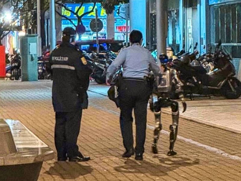 Робот „арестуван“, след като възрастна жена се стресна и изпратен в болница в Макао