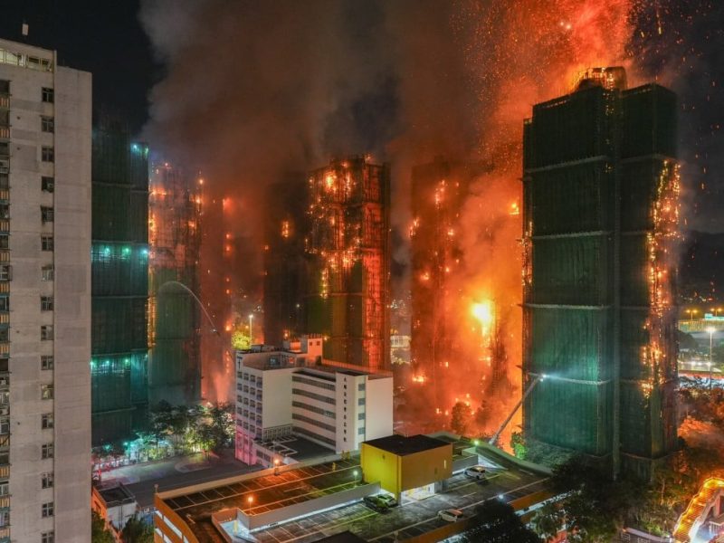 Пожарникарят, загинал при пожар в Тай По, може да е влязъл в грешна сграда, каза запитване