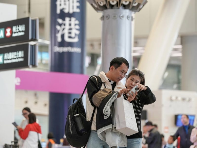 Билетите за високоскоростен влак се продават бързо, тъй като жителите на Хонконг избират пътувания на кратки разстояния на фона на войната в Иран